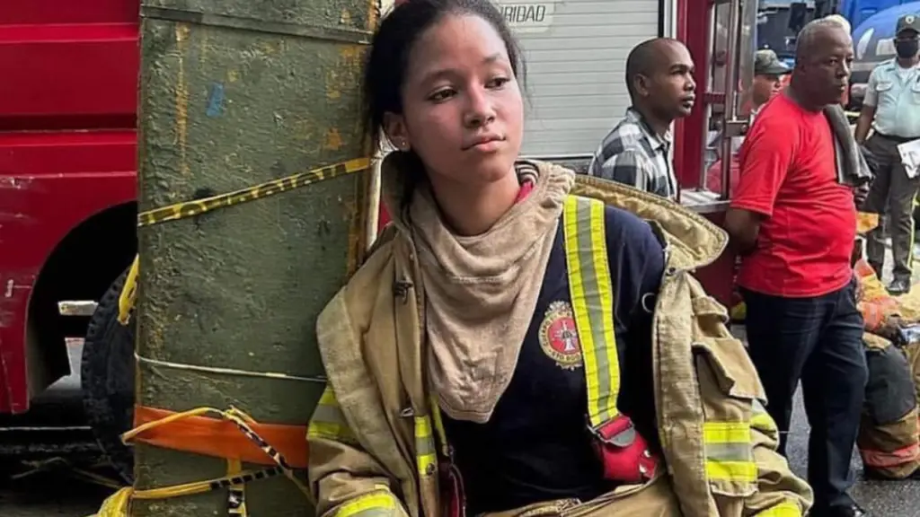 Otorga beca de estudios a joven bombero Mariah Valera