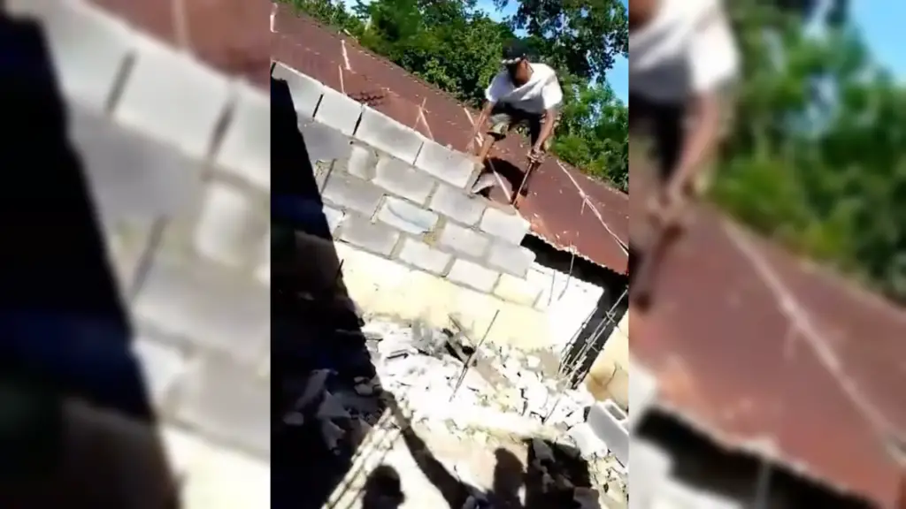 Hombre destruye construcción de su vecina tras alegar que es su propiedad