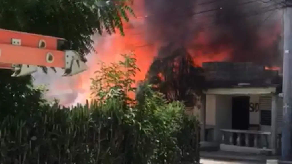 Incendio destruye dos viviendas en el barrio Simón Bolívar, Navarrete
