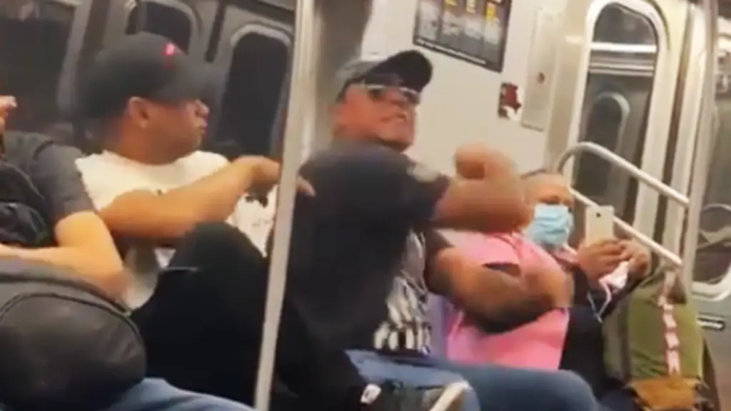 Hombre golpea brutalmente a un joven y desata una pelea en un tren de NY