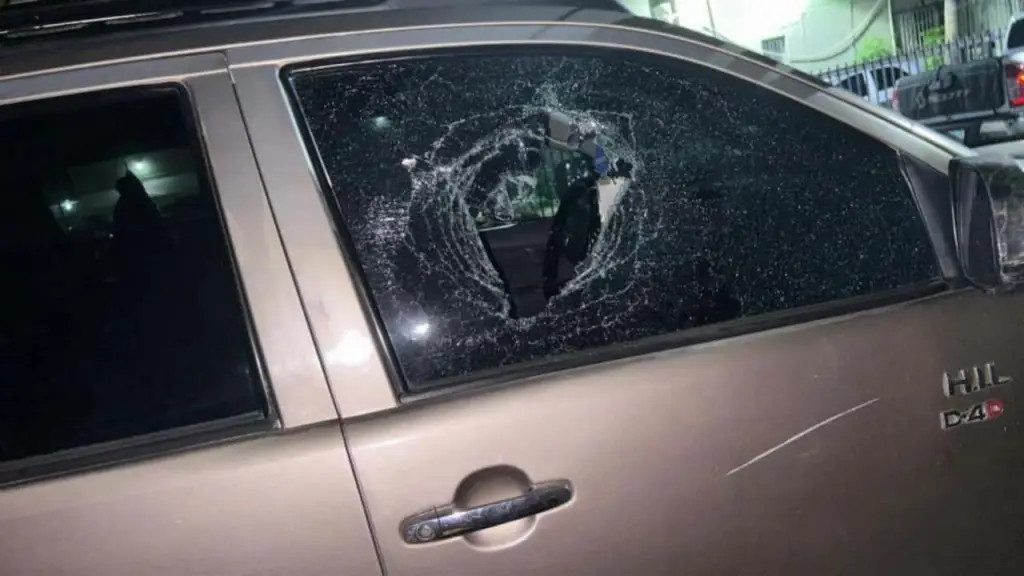 Rompen cristal y roban en vehículo de aspirante a alcalde de FP en las afueras de Villar Hermanos