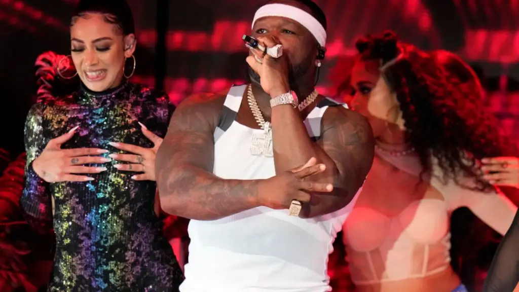 50 Cent no controla su ira en pleno show y le da ''microfonazo'' a una fan