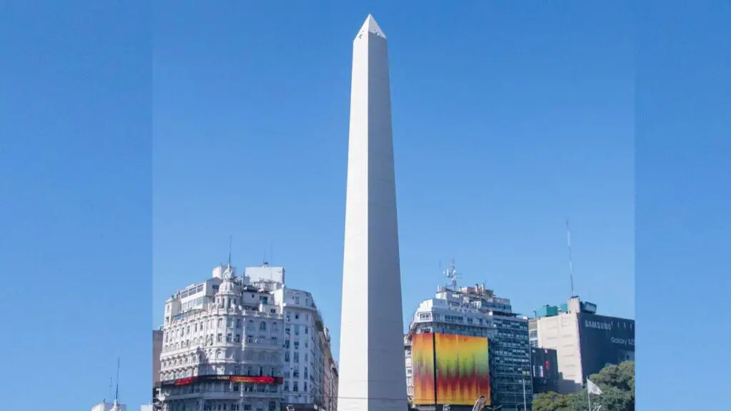 Netflix pone preservativo al obelisco argentino