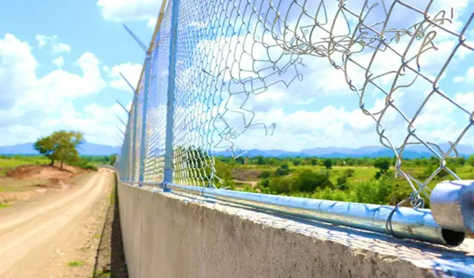 Desconocidos dañan verja perimetral que construye el Gobierno en frontera con Dajabón