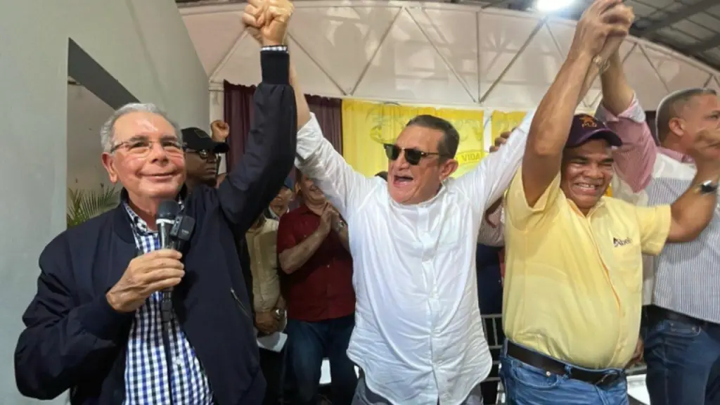 Danilo Medina se define como "cobrador de votos" por Abel Martínez