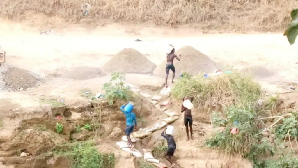 Nacionales haitianos extraen cantidades de arena del río Masacre