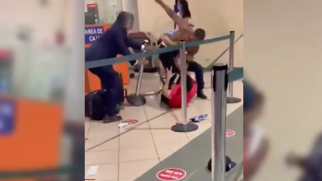 Dos hombres se enfrentan a la trompadas en pleno aeropuerto