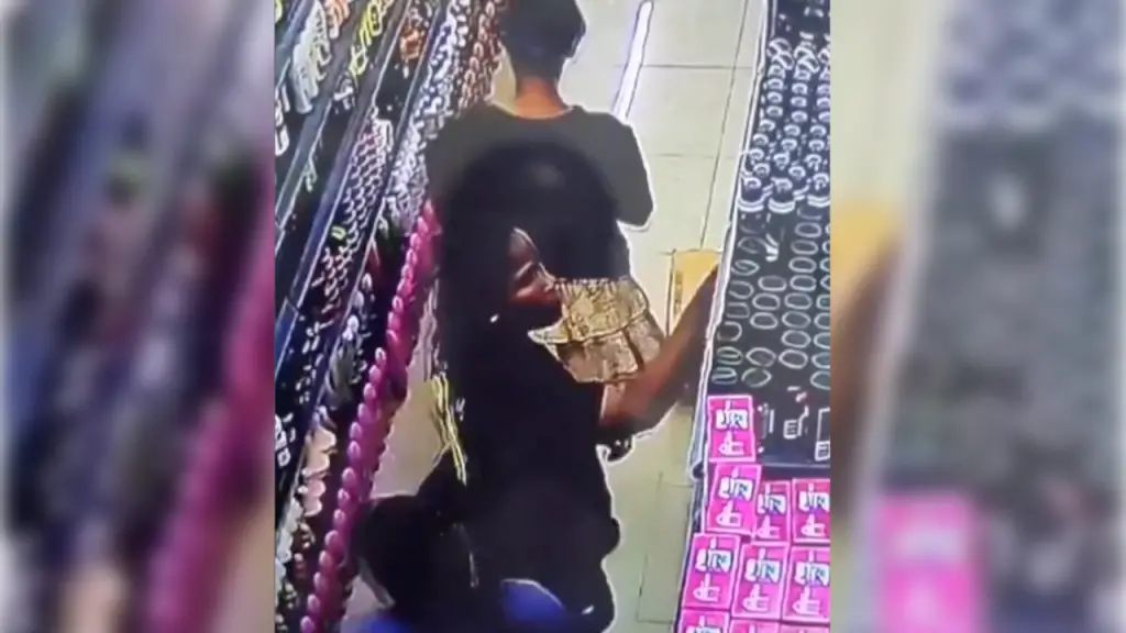 tres mujeres robando desodorantes en una tienda