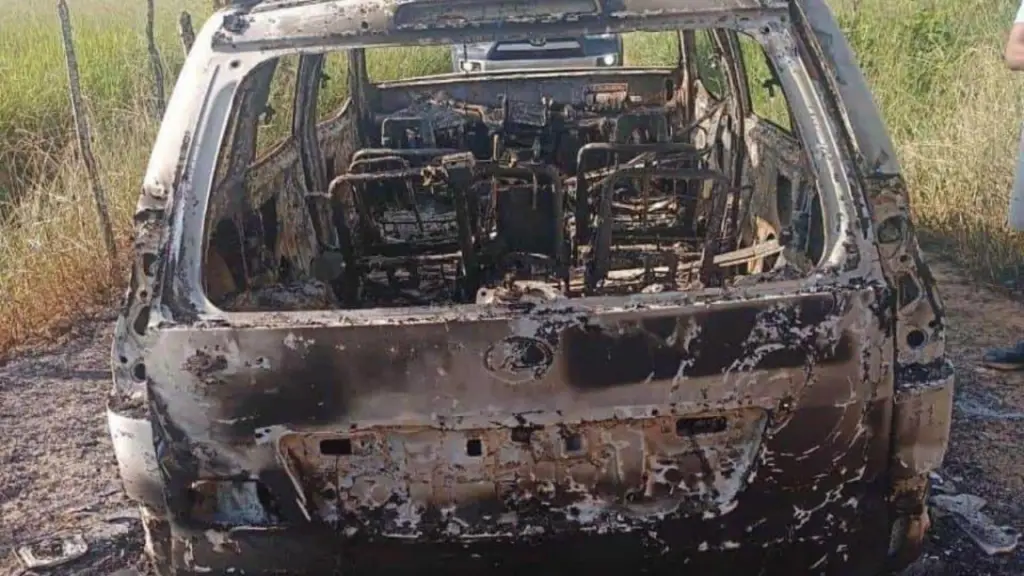 Hallan vehículo quemado con posibles restos humanos en su interior