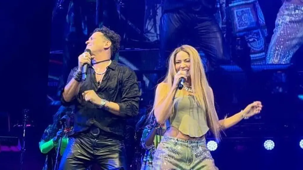 Shakira sorprende a Carlos Vives en su concierto en Miami