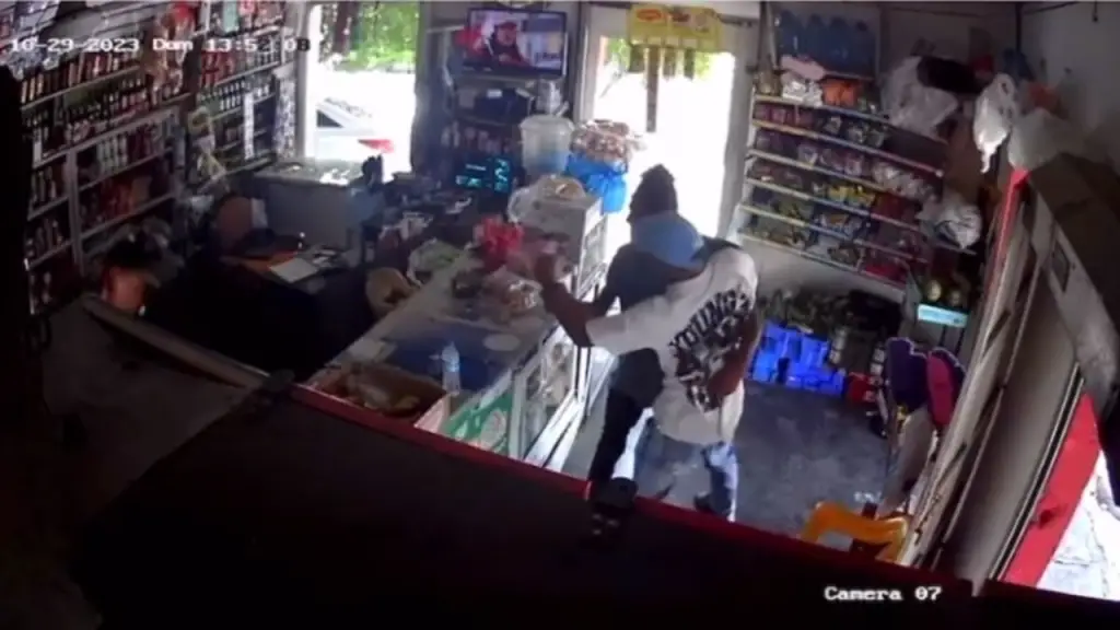 Hombre es asaltado a punta de pistola en su negocio en Santo Domingo
