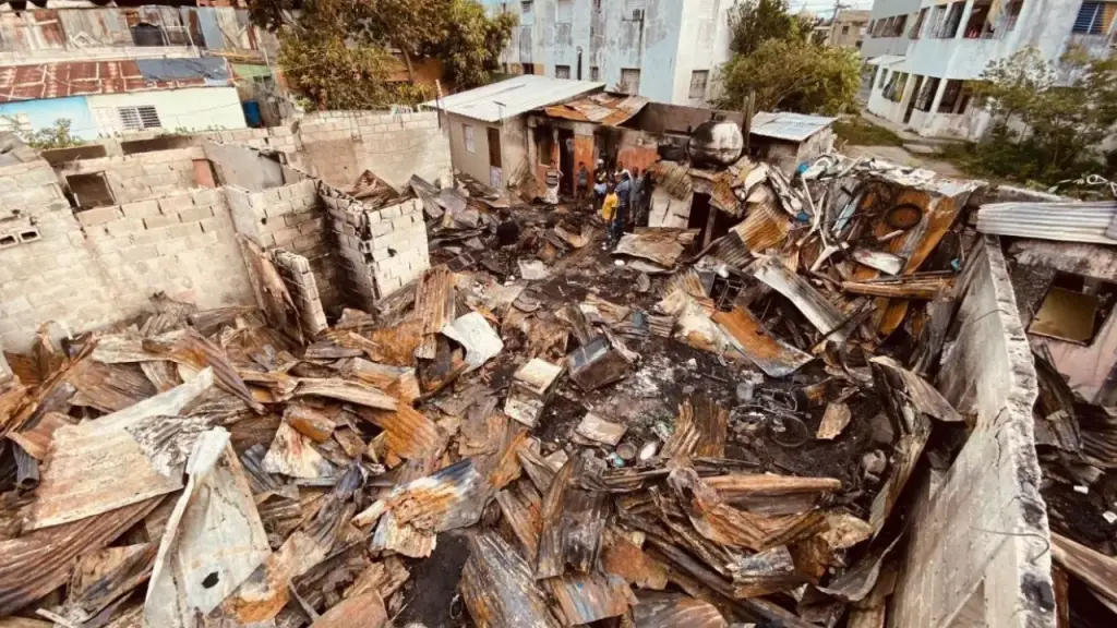 Comisión evalúa daños tras incendio por conflicto para reconstruir 17 viviendas afectadas