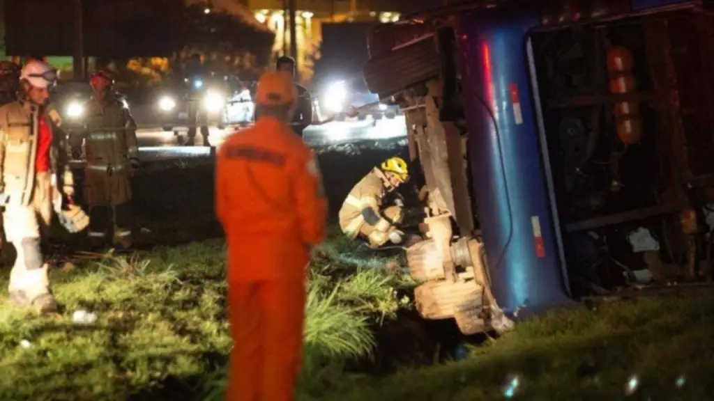 Seis personas pierden la vida en accidente de autobús que evadía fiscalización en Brasil