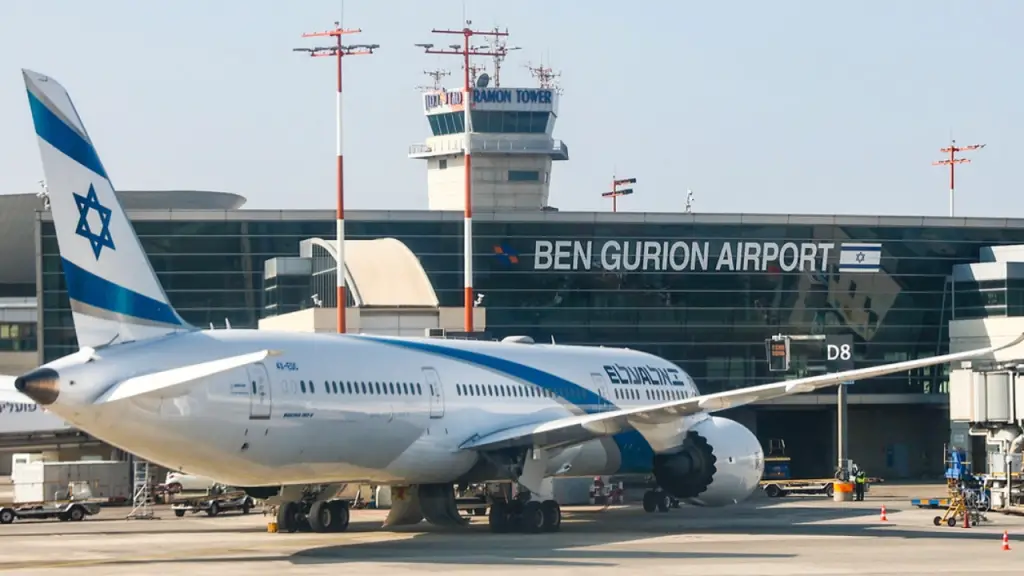 Hamás bombardea el aeropuerto más grande de Israel