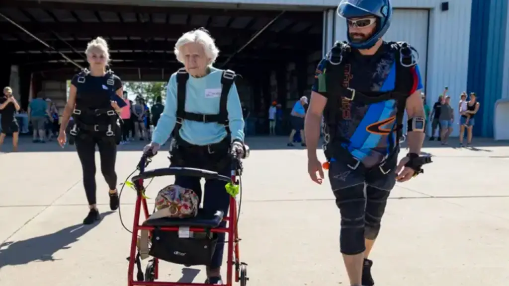 Dorothy Hoffner, la mujer de 104 años que desafía la edad saltando en paracaídas