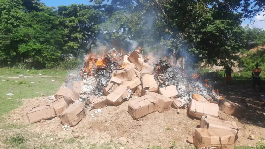 Autoridades haitianas queman 500 cajas de huevos procedentes de RD