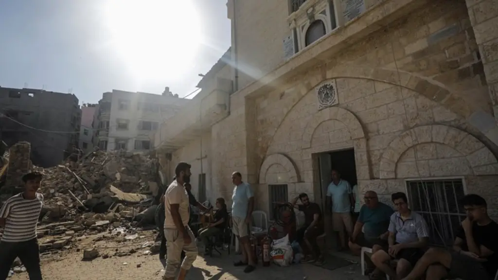 Al menos 16 muertos tras bombardeo israelí contra una iglesia en Gaza