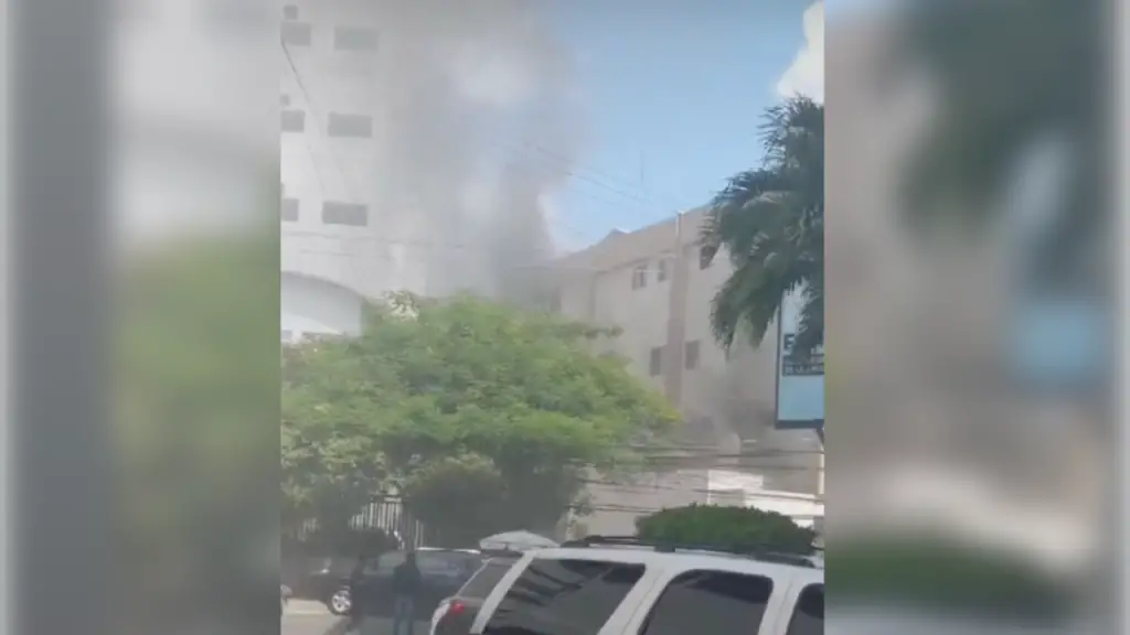 Un vehículo se incendió en el parqueo del centro comercial Plaza Naco