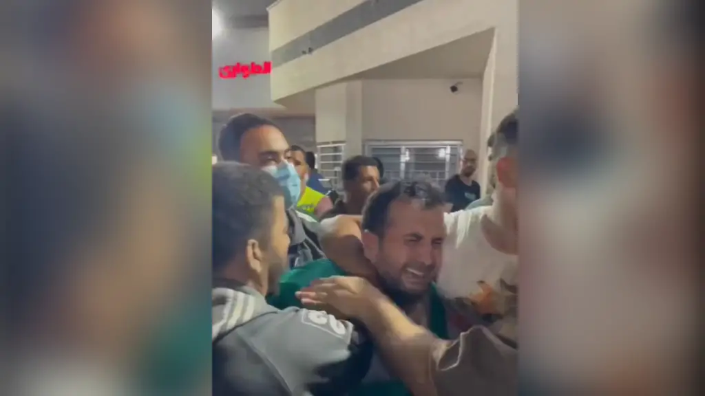 Médico atendía victimas de bombardeo de Israel y encuentra muerto a su padre y hermano