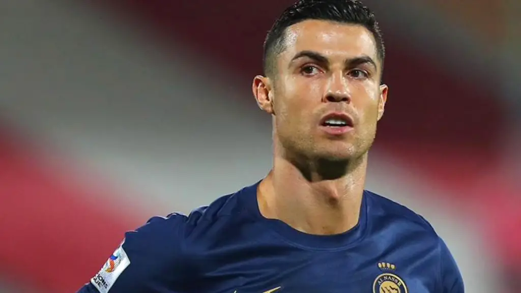 Irán condena a Cristiano Ronaldo a 99 latigazos por abrazar a una mujer iraní