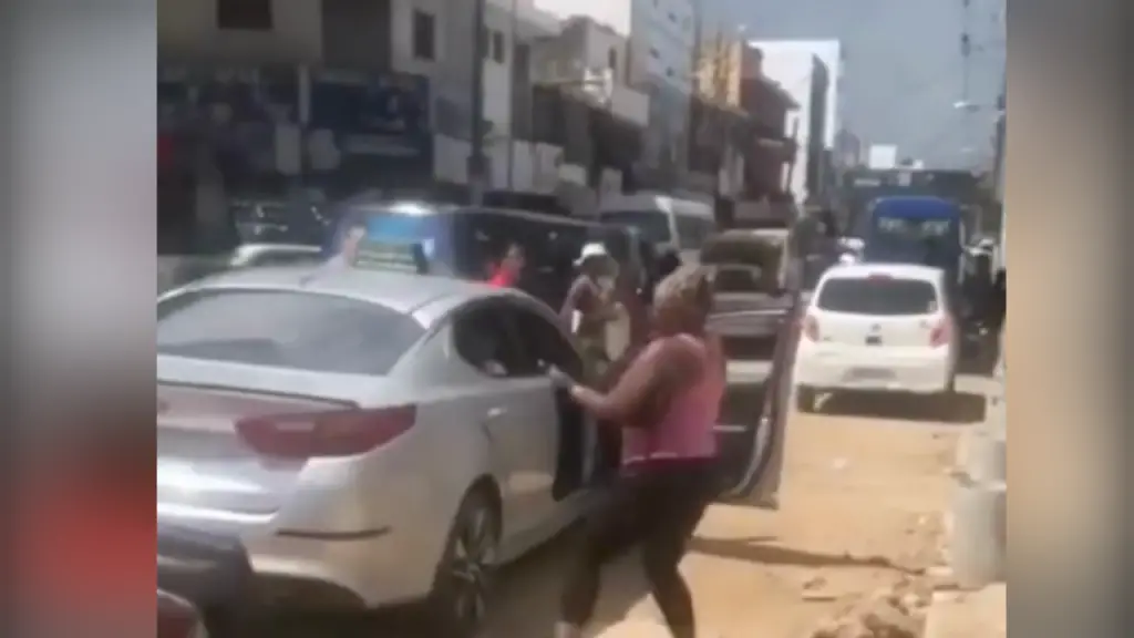 Mujer destroza cristales de un carro publico con un machete