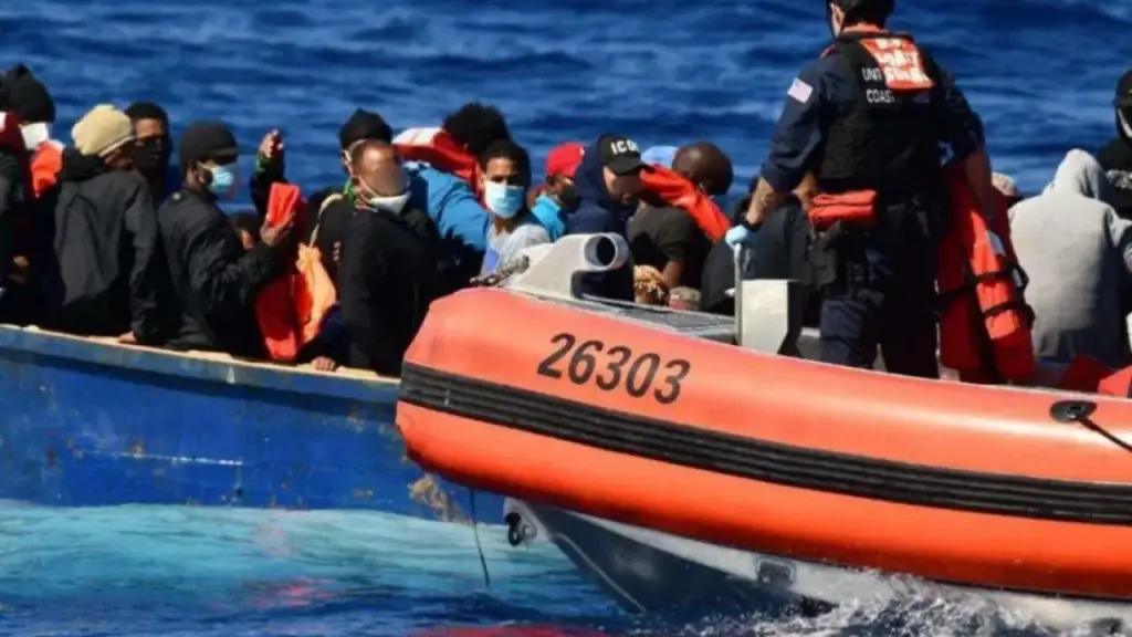 Repatrian a 89 dominicanos tras interceptar embarcación en aguas de Puerto Rico