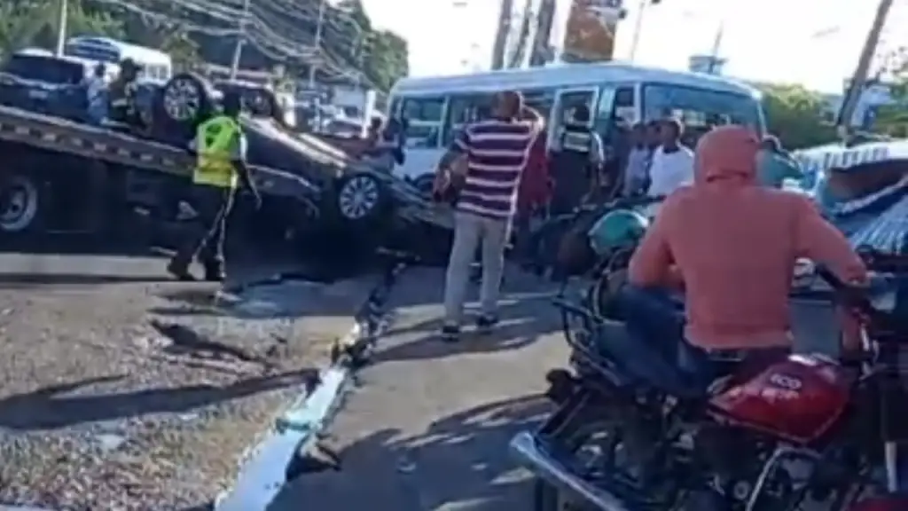 Accidente vial en la carretera Mella, El Almirante deja algunas personas heridas