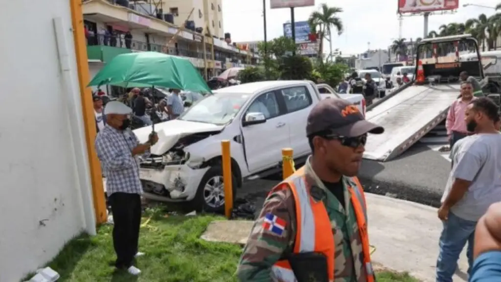 Mujer pierde la vida tras ser impactada por vehículo en la Avenida Máximo Gómez