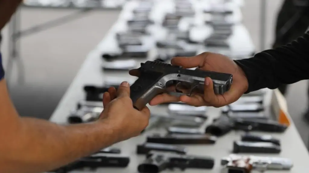 La Policía detiene a múltiples individuos involucrados en tráfico ilegal de armas.