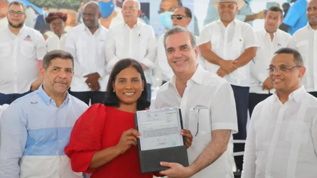 El Presidente Abinader hace entrega de 1,188 títulos de propiedad en Elías Piña y Dajabón