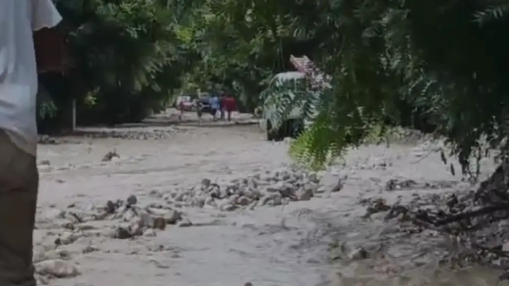 Desbordamiento de Arroyo Causa Interrupción en Carretera entre Neiba y Villa Jaragua