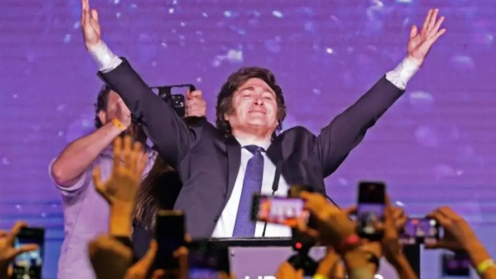 Javier Milei emerge como presidente electo de Argentina tras victoria en el balotaje
