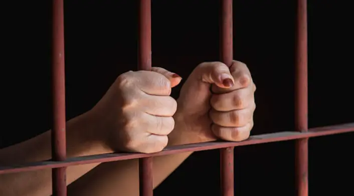 Mujer es condenada a 20 años de prisión por la muerte de su hijastro de 4 años