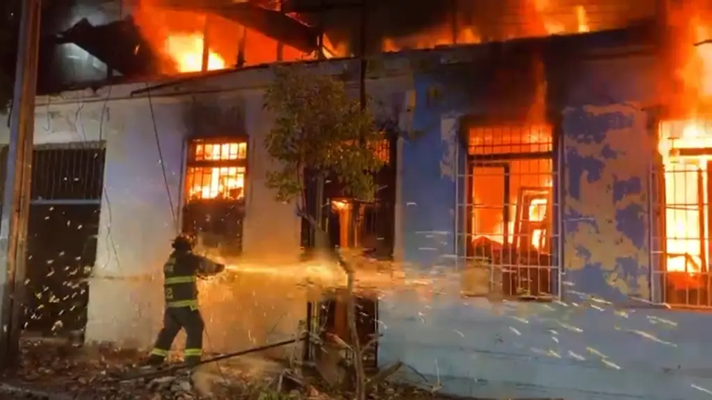 Hombre muere quemado al provocar un incendio para matar a su esposa e hijos