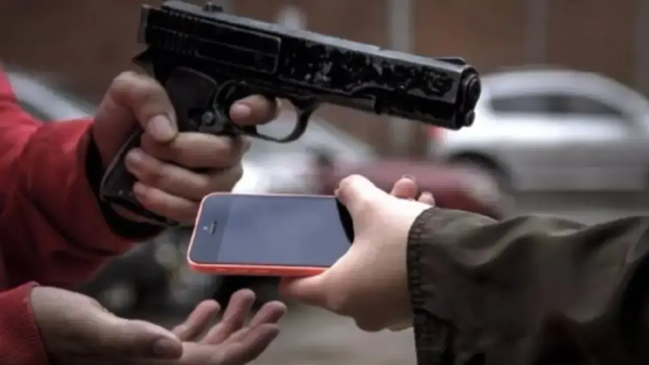 Estudiante le roban su celular a punta de pistola en escuela