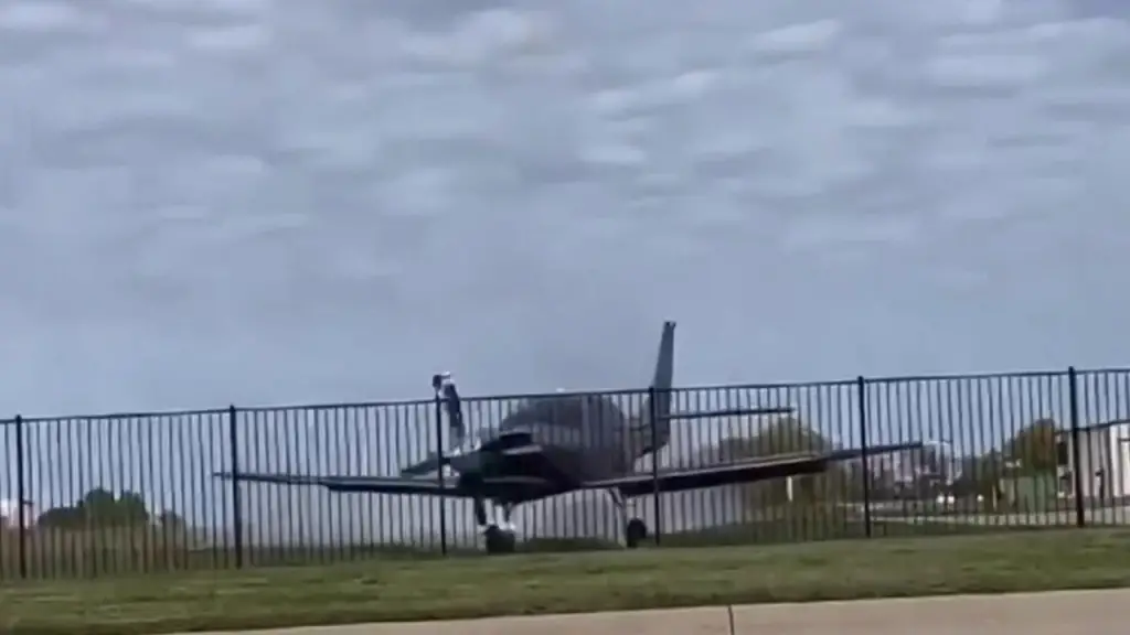 Increíble incidente en Texas: avioneta sale de pista y colisiona con automóvil al aterrizar