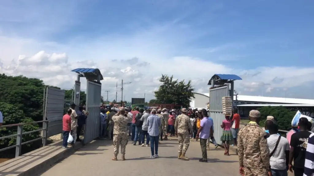 Civiles abren puerta fronteriza de Haití al cortar candados