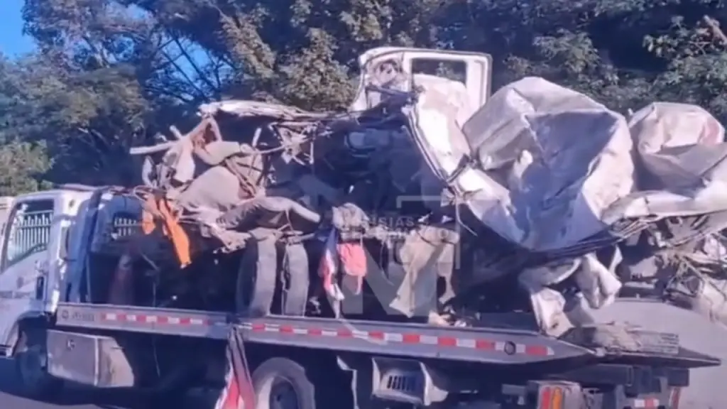 Operación de rescate: Sacando el autobús en el accidente de tránsito en Haina