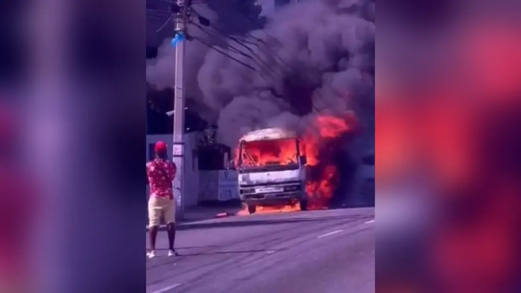 Autobús de transporte público se incendia en la avenida 27 de Febrero