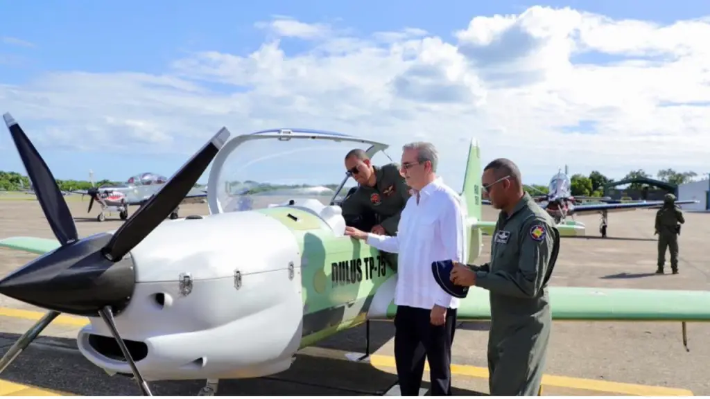 Luis Abinader Fortalece Supervisión Fronteriza con la Entrega de Dos Aeronaves Dulus TP-75 a la Fuerza Aérea