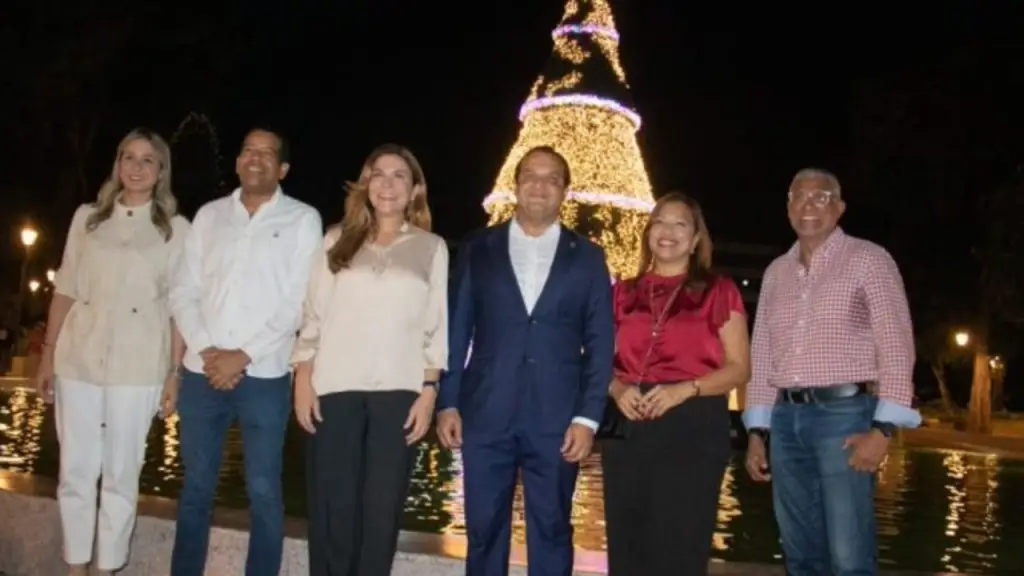Alcaldía del Distrito Nacional Ilumina la Ciudad con el Encendido del Árbol Navideño en el Parque Eugenio María de Hostos