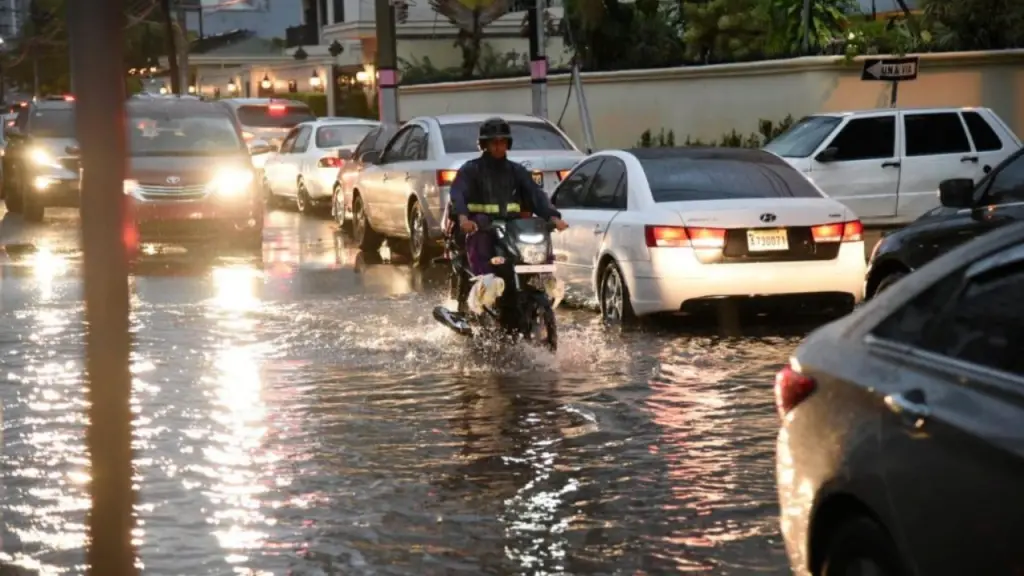 Lluvias de hoy viernes provocaron inundaciones en el Gran Santo Domingo