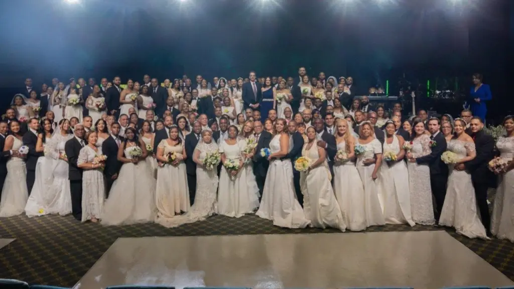78 Parejas Celebran su Unión en Ceremonia Multitudinaria de Matrimonio en el País