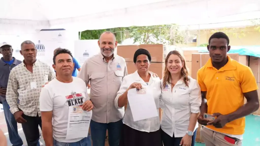 Gobierno Beneficia a 297 Familias con Entrega de 514 Artículos del Hogar en Santo Domingo Oeste