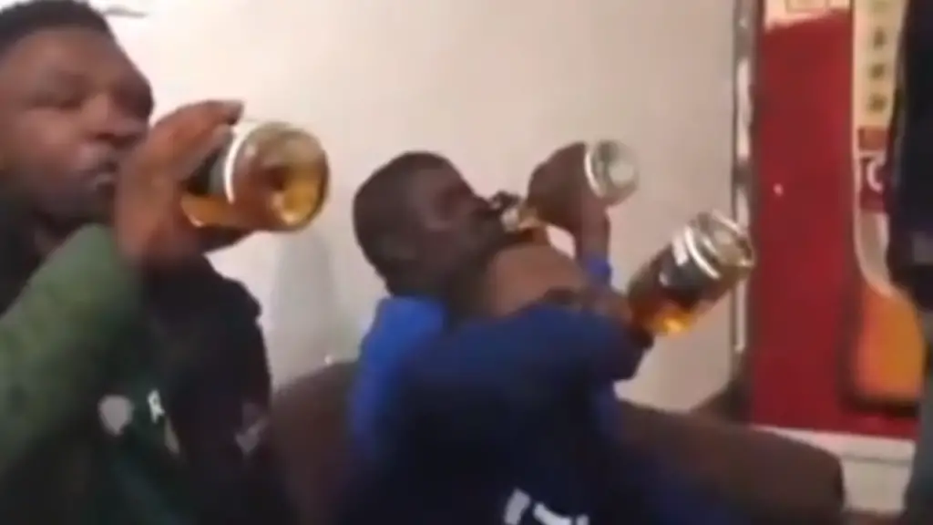 Dueño de licorería en Sudáfrica obliga a ladrones a beber el alcohol que robaron como castigo
