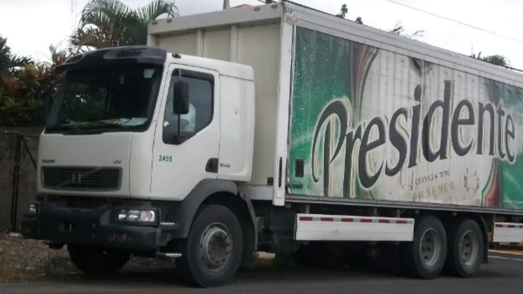 Reportan colisión de dos camiones de Cervecería Nacional