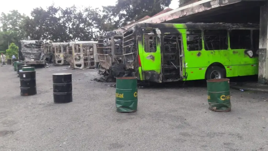 Policía investiga incendio de autobuses de la OMSA