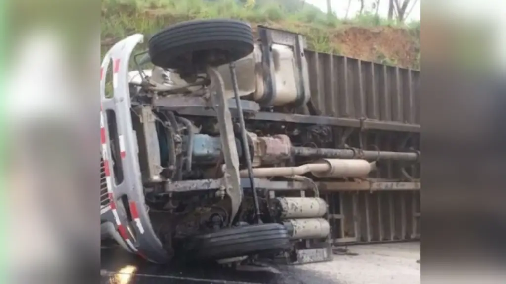 Vuelco de camión cargado en Constanza: Autoridades investigan el incidente