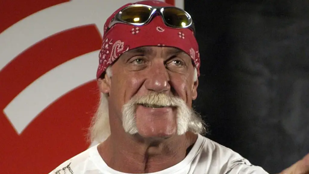 "Hulk Hogan, Leyenda de la WWE, da un paso espiritual: se bautiza a los 70 años junto a su esposa