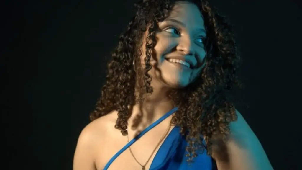 ISA, la talentosa cantautora dominicana, deslumbra en su impactante actuación en el Chao Teatro